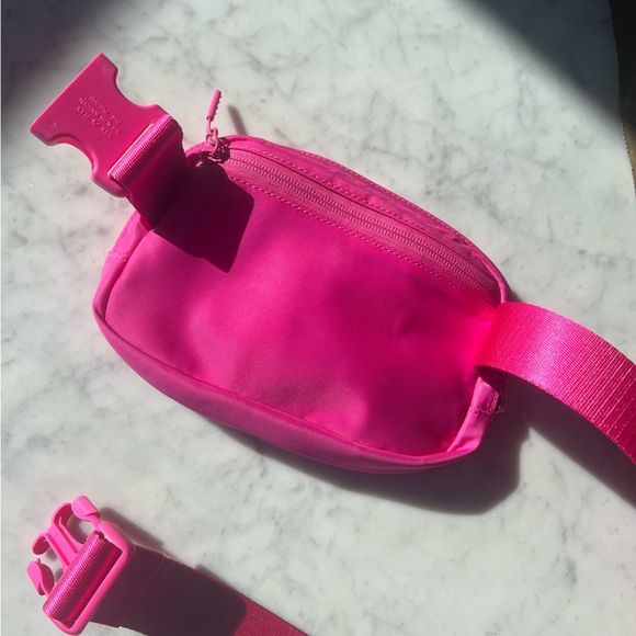 NWT Lululemon Everywhere Belt Bag 1L Sonic Pink - Picture 10 of 10